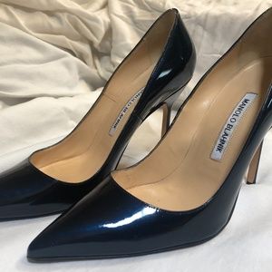 Manolo Blahnik NAVY patent leather pumps.